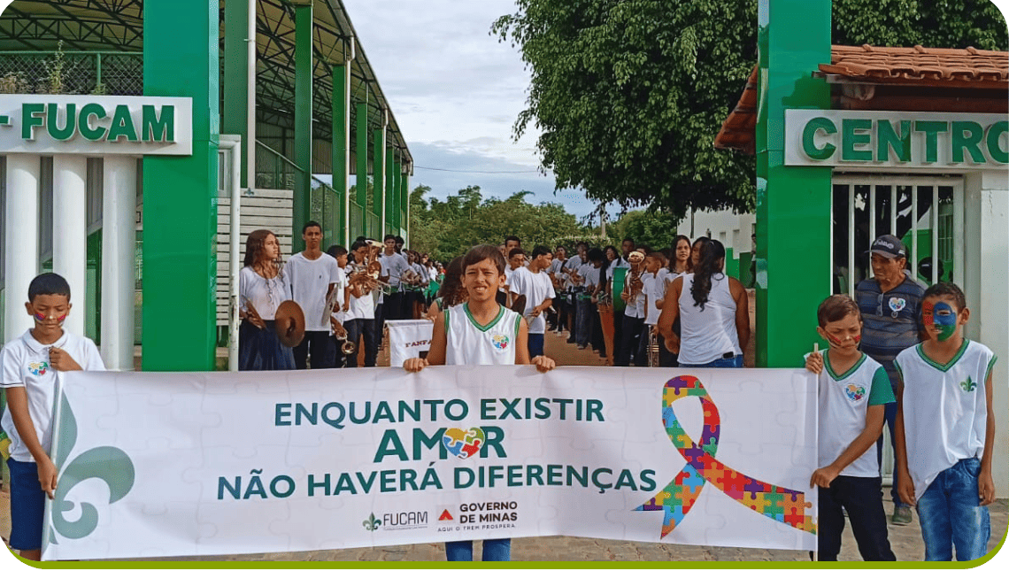 Alunos da Fucam participam de desfile de conscientização sobre o autismo no Norte de Minas