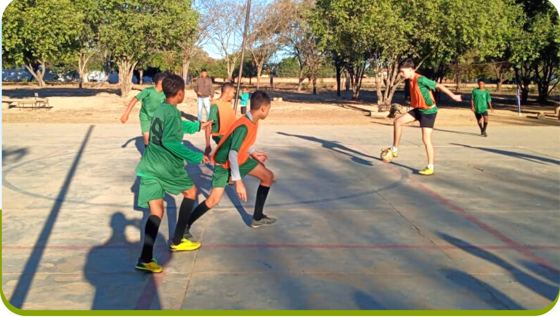 Alunos da oficina de práticas esportivas disputam campeonato de futsal e vôlei. 